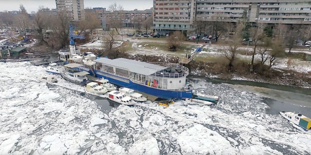 Заробљена пловила на Земунском кеју, лед полупао чамце